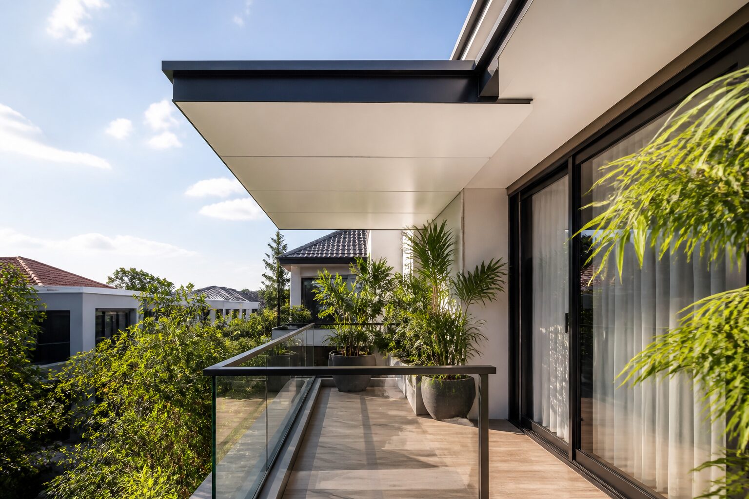 Balcony roofed with Heat-Shield insulated aluminium panels