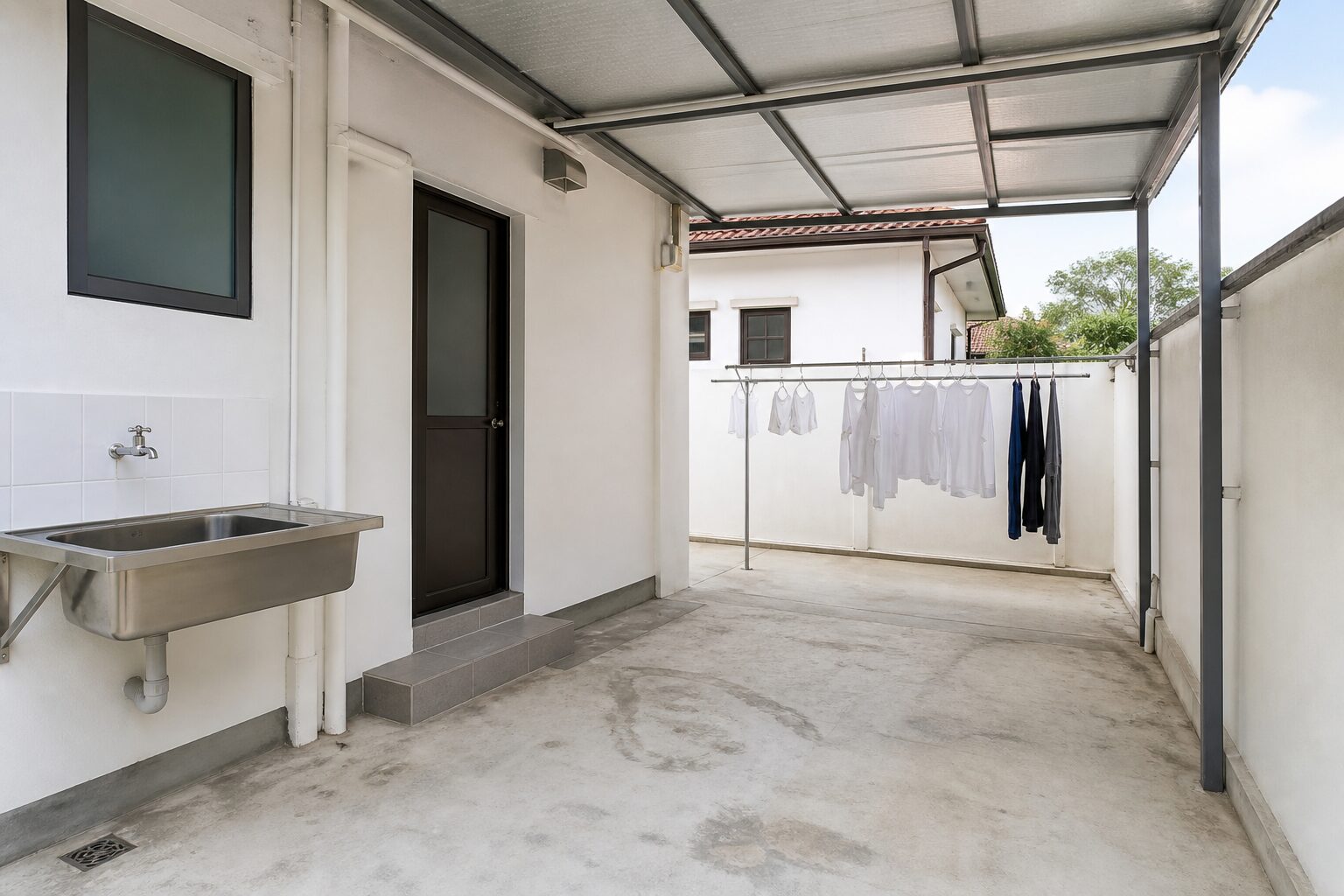 Service yard roofed with Heat-Shield insulated aluminium panels