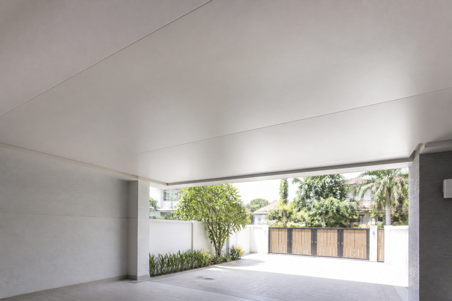 The same car porch with a flat Heat-Shield insulated aluminium ceiling